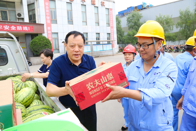 縣總工會到萬基控股集團(tuán)開展送清涼活動