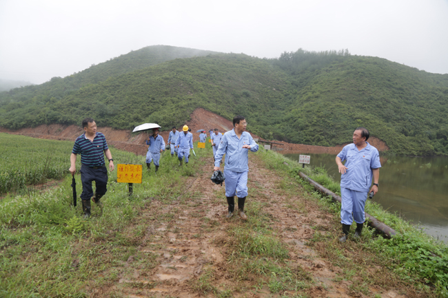 萬(wàn)基控股董事長(zhǎng)李躍民帶隊(duì)冒雨檢查防汛工作